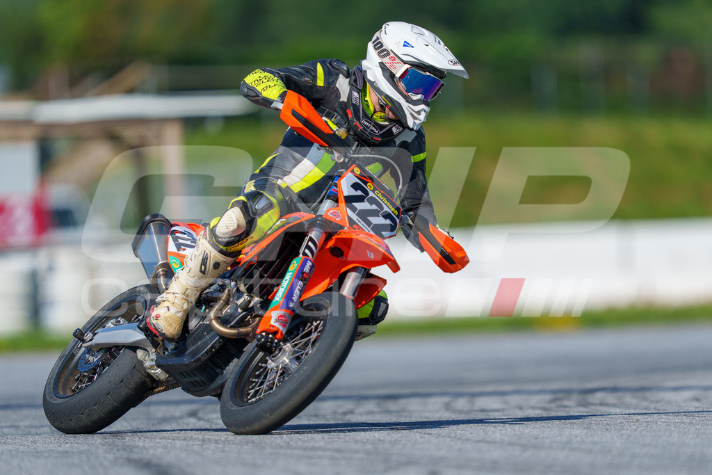 SuperMoto_Staatsmeisterschaft_Greinbach_163 | GRIPcapture steht für authentische Sportfotografie in Österreich – für Momente, die mehr sind als Geschwindigkeit oder Ergebnis. Es geht um Emotion, Spannung, Fokus und den Augenblick, der oft nur einen Wimpernschlag dauert.Ob Motorsport, Teamsport oder 
