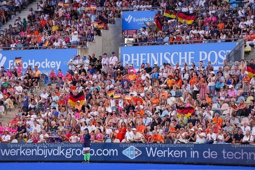 xydrx11082503082 | 11.08.2025, xydrx, Frauen EuroHockey Championship 2025, Gruppenphase, Gruppe A, Deutschland - Niederlande, Sparkassenpark Mönchengladbach: Gut gefüllte Tribüne mit deutschland fahnen, feature,