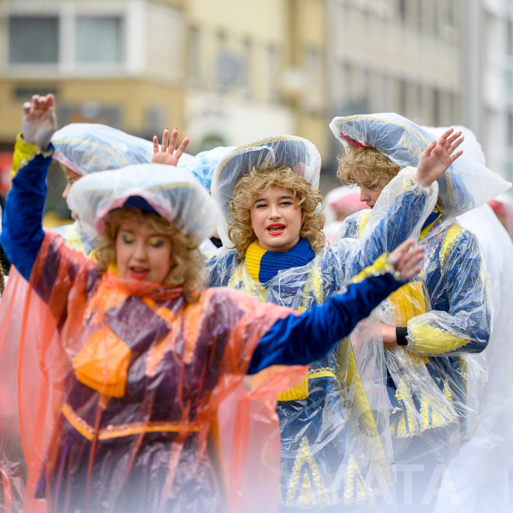 _DWA2390-2 | Trotz Nieselregen schlängelte sich der „Gaudiwurm“ am Sonntag durch die Nürnberger Innenstadt an tausenden Faschingsfans vorbei.  Nürnberg, 11.02.2024 - Realisiert mit Pictrs.com