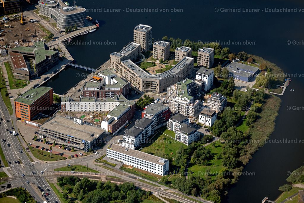 4062018 | ROSTOCK 08.09.2021 Mehrfamilienhaus- Siedlung auf der " Holzhalbinsel " am Gaffelschonerweg in Rostock im Bundesland Mecklenburg-Vorpommern, Deutschland. Weiterführende Informationen bei: BAUM Holding GmbH,  Bützower Hochbau GmbH,  Prime Pitch,  aik Immobilien-Investmentgesellschaft mbH,  schulze &amp; partner GbR. // apartment building settlement on the "wooden peninsula" in Rostock in the state Mecklenburg-Western Pomerania, Germany. Further information at: BAUM Holding GmbH,  Buetzower Hochbau GmbH,  Prime Pitch,  aik Immobilien-Investmentgesellschaft mbH,  schulze &amp; partner GbR. Foto: Gerhard Launer
