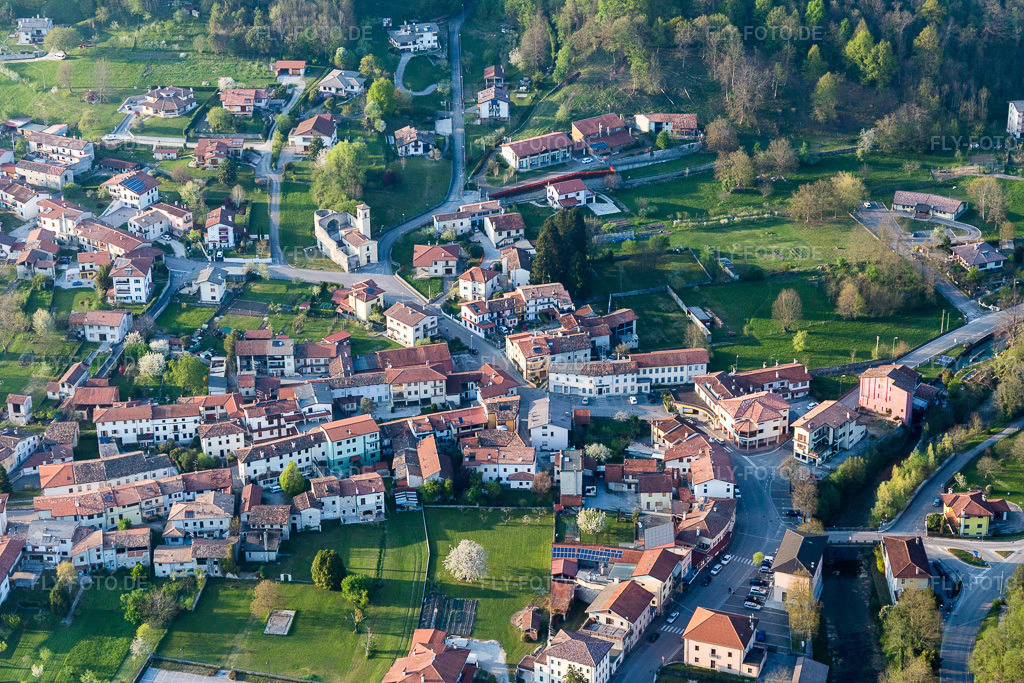 Luftbild: Dorfansicht in Travesio im Bundesland Pordenone in Italien. Foto: IMG_098918.jpg vom 08.04.2017 durch Werner Riehm/FLY-FOTO.de