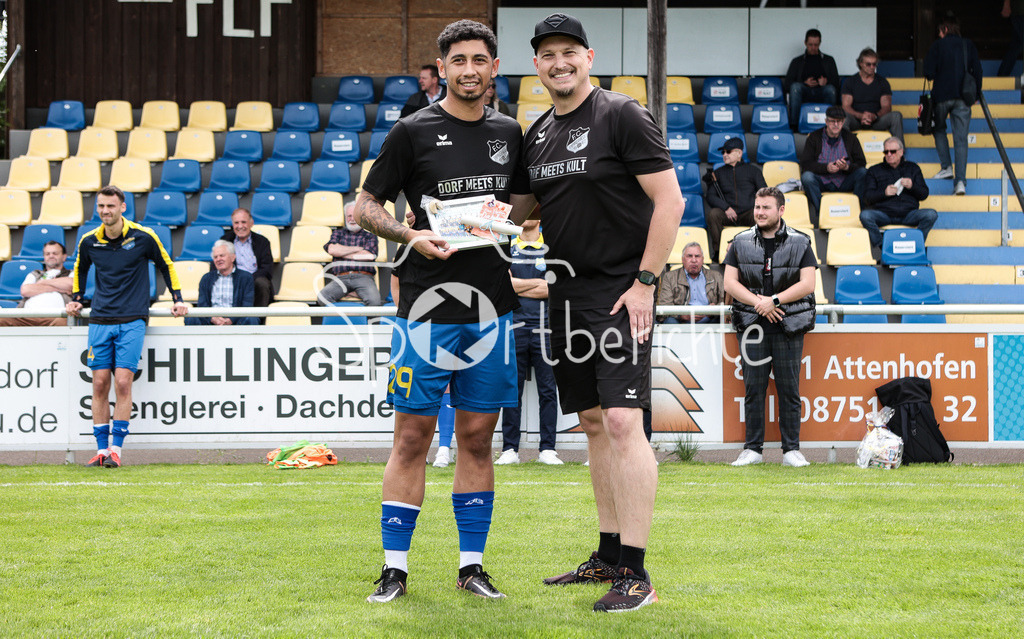 FC Pipinsried - SV Wacker Burghausen | Der FC Pipinsried verabschiedet vor der Partie gegen Burghausen noch einige Spieler / Im Bild Alexander Langen (FCP #29) und Praesident Benny Rauch