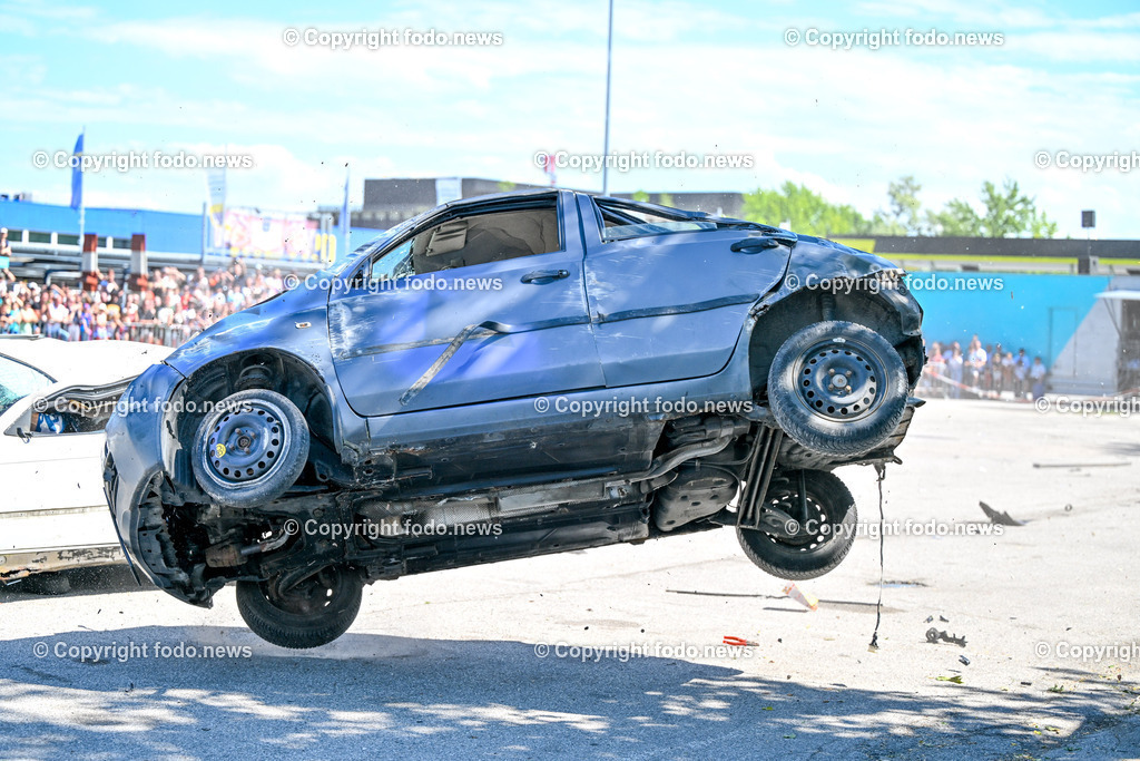 Linz_ Autostunt_ Monstertruck_ Show_ 20.05.2024-28 | 20.05.2024, Linz, AUT, Stuntshow, im Bild Linz, Autostunt, Monstertruck, Show, Schrottauto, Stuntman, Motor, Artistik, Ueberschlag, Feuershow, Zuschauer