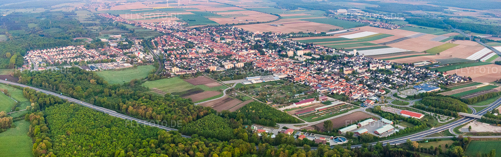 Luftbild: Stadtansicht aus Südosten mit Autobahnausfahrt Kandel Mitte der A65 in Kandel im Bundesland Rheinland-Pfalz in Deutschland. Foto: IMG_40217-Bearbeitet.jpg vom 22.04.2011 durch Werner Riehm/FLY-FOTO.deAuflösung des Originals: 8924 x 2800 px