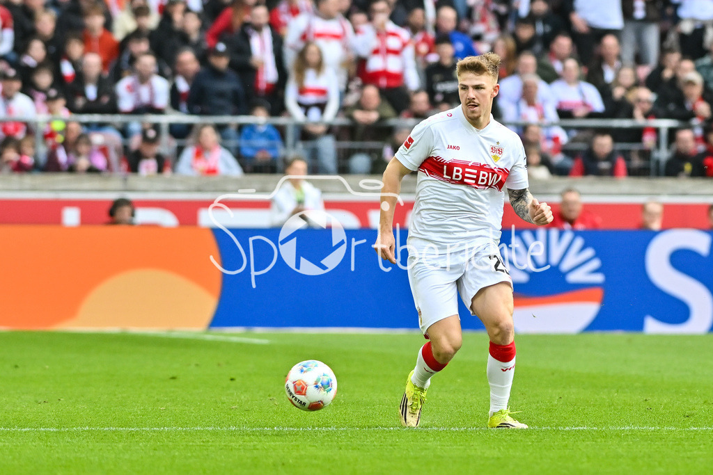 VfB Stuttgart - VfL Wolfsburg | STUTTGART, DEUTSCHLAND - 01. MÄRZ: am Ball Finn JELTSCH (VfB Stuttgart 29) / Einzelfoto / Freisteller während dem Bundesligamatch zwischen dem VfB Stuttgart und dem VfL Wolfsburg am 24. Spieltag in der MHP-Arena / DFL REGULATIONS PROHIBIT ANY USE OF PHOTOGRAPHS AS IMAGE SEQUENCES AND/OR QUASI-VIDEO
