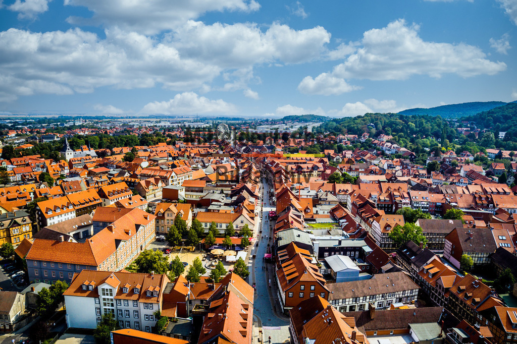 Wernigerode-0011 | Wernigerode ist eine Stadt im Harz im Mitteldeutschland. Ihre Altstadt zeichnet sich durch ihre Fachwerkhäuser aus, darunter das mittelalterliche Rathaus und das "Schiefe Haus". Am Stadtrand beherbergt das Schloss Wernigerode ein Museum und bietet Blick auf die Stadt. Das Schienennetz der Harzer Schmalspurbahnen verbindet Wernigerode mit dem Bahnhof Drei Annen Hohne, wo die dampflokbetriebene Brockenbahn zum Brocken abfährt. - Realisiert mit Pictrs.com
