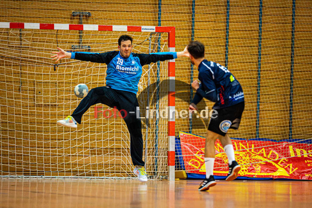TSV Weiheim gegen TSV Herrsching II | Handball Bezirksoberliga Herren 2025/26, TSV Weiheim gegen TSV Herrsching II, 20251025,7m Wurf, Andreas BÖHM (TSV Weilheim 19) in Aktion,2025-10-25 in Weilheim (Jahnhalle)Andreas BÖHM (TSV Weilheim 19), Sebastian KETTERER (TSV Herrsching II 6)Copyright: WolfgangxLindner