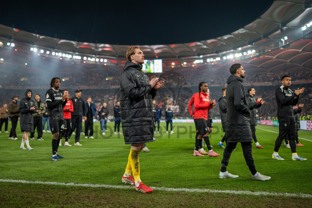 VfB Stuttgart vs. SC Freiburg, Fussball, DFB-Pokal, Halbfinale, 23.04.2026 | Florian Mueller (SC Freiburg, #21) nach Abpfiff,VfB Stuttgart vs. SC Freiburg, Fussball, DFB-Pokal, Halbfinale, 23.04.2026DFB regulations prohibit any use of photographs as image sequences and/or quasi-video