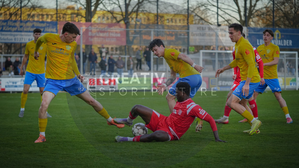 Fußball, Herren, Saison 2025/2026, Regionalliga Nordost, 22. Spieltag, FSV 63 Luckenwalde vs. Hallescher FC, Dienstag 07.04.2026, Werner-Seelenbinder-Stadion Luckenwalde, | Fußball, Herren, Saison 2025/2026, Regionalliga Nordost, 22. Spieltag, FSV 63 Luckenwalde vs. Hallescher FC, Dienstag 07.04.2026, Werner-Seelenbinder-Stadion Luckenwalde, Im Bild: v.l. Tim Maciejewski (Luckenwalde), Bocar Baro (HFC), Matthew Meier (Luckenwalde) und Simon Gollnack (Luckenwalde) - Realisiert mit Pictrs.com