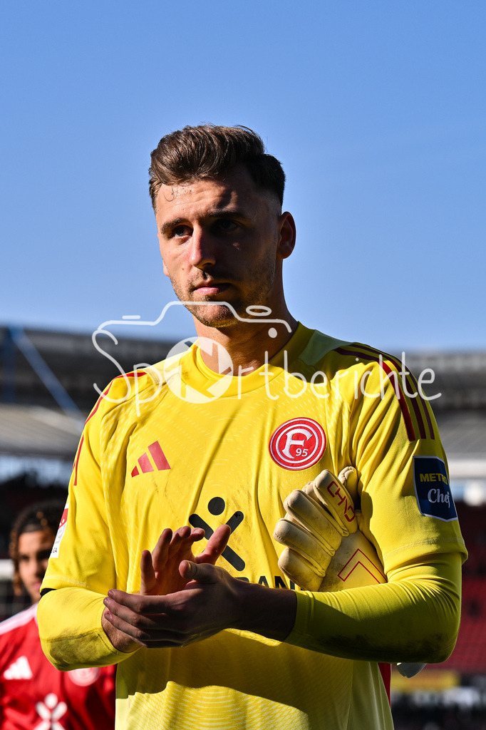 1. FC Nürnberg - Fortuna Düsseldorf | NUREMBERG, GERMANY - 07. MARCH:  Die Spieler der Fortunen feiern zusammen mit den Fans den Auswärtssieg in Nürnberg nach dem Match zwischen dem 1. FC Nürnberg und Fortuna Düsseldorf am 25. Spieltag der 2. Bundesliga im Max Morlock Stadion / DFL REGULATIONS PROHIBIT ANY USE OF PHOTOGRAPHS AS IMAGE SEQUENCES AND/OR QUASI-VIDEO  / Marcel Laurenz LOTKA (Fortuna Düsseldorf 1)
