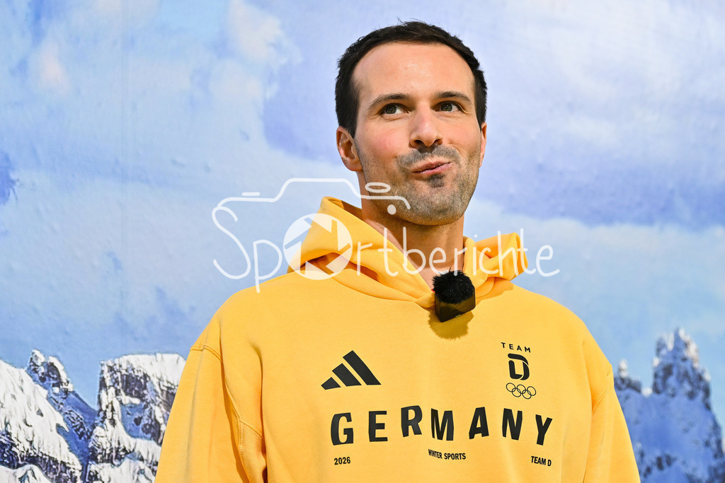 Einkleidung Team D Milano Cortina 2026 | Munich, GERMANY - 12. JANUARY: Mathias NIEDERBERGER (Spieler vom EHC München) bei der Einkleidung des Teams D am 12.01.2026 in der MTC world of fashion in München