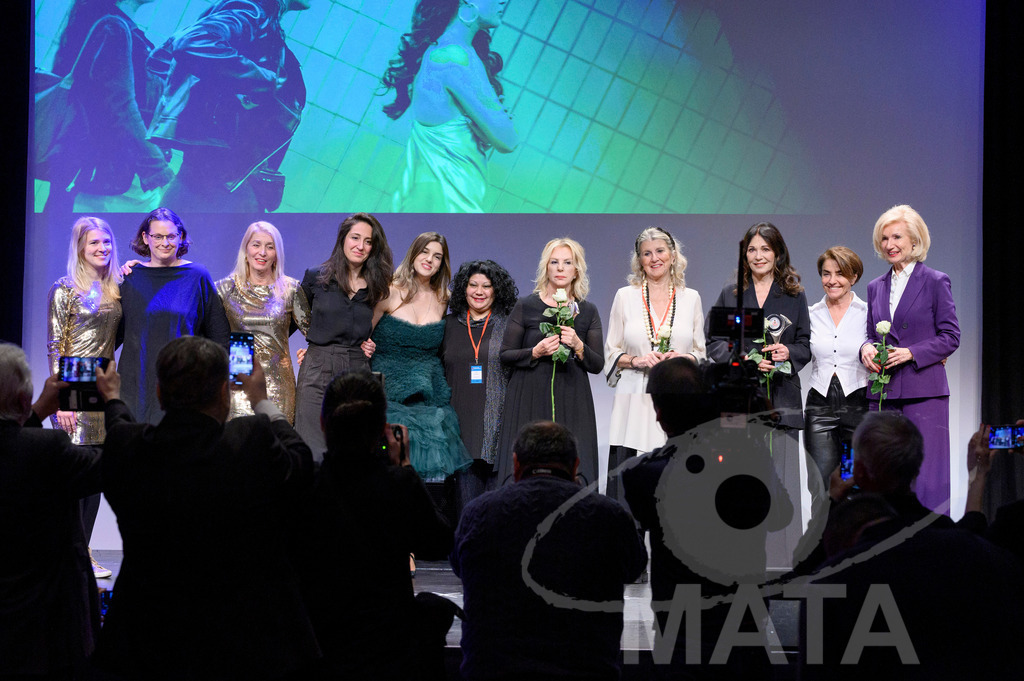 _DWA8288 | Gast, Gast, Pianistin Hildegard Pohl, Regisseurin Aslı Özarslan, Schauspielerin Melia Kara, Filmkritikerin Alin Taşçıyan, Ehrenpreisträgerin Hale Soygazi, Journalistin Zeynep Oral, Ehrenpreisträgerin Iris Berben, Filmfestivalleiterin Ayten Akyıldız und  Kulturbürgermeisterin Prof. Dr. Julia Lehner bei der Eröffnung der 28. Film Festival Türkei Deutschland  am 08.3.2024  in Nürnberg - Realisiert mit Pictrs.com