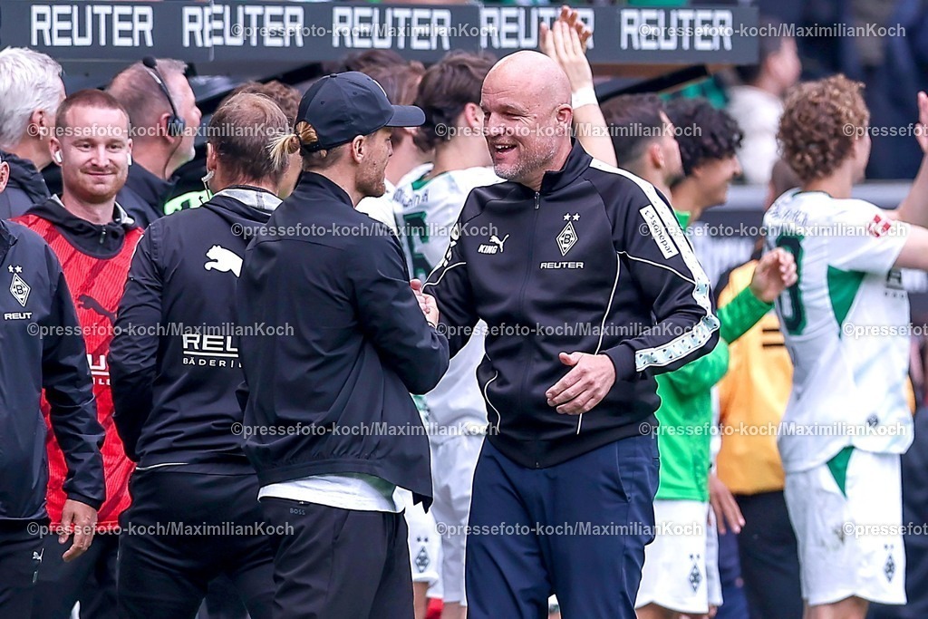 BMG16052601082 | 16.05.2026, Fußball, Borussia Mönchengladbach - TSG 1899 Hoffenheim, 1. Fußball Bundesliga, 34.Spieltag, Borussia-Park, Saison 2025 2026: Sportdirektor Rouven Schröder (Borussia Mönchengladbach) jubelnd nach dem Tor zum 4:0 an der Seitenlinie neben Cheftrainer Eugen Polanski (Borussia Mönchengladbach)  DFB regulations prohibit any use of photographs as image sequences and or quasi-video.