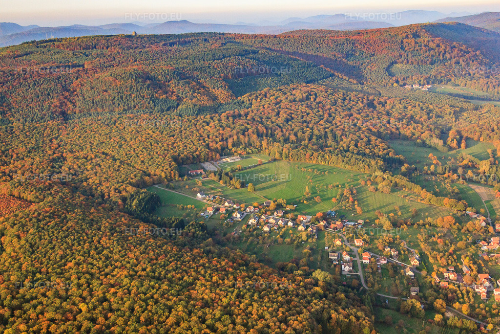 Vue aérienne: Route de Pfaffenschlick à Lampertsloch dans le département Bas Rhin, France – .Photo: IMG_54227.jpg prise le 21/10/2012 par Werner Riehm/FLY-FOTO.eu – Résolution de l'original: 4752 x 3168 px