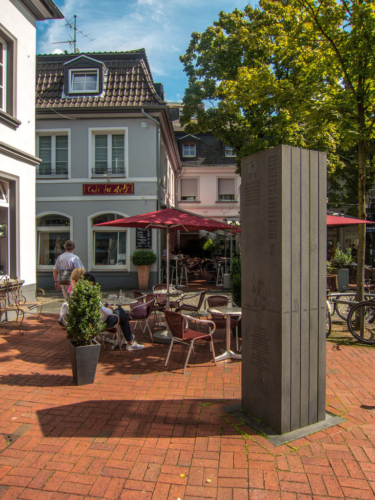 02HannsDieterHuesch_Denkmal_RS_01 | Bildergalerie von Sport-Ereignissen aber auch von weiteren spannenden Dingen - nicht nur vom Niederrhein. In Anlehnung an den bekannten Spruch von Hanns Dieter Hüsch heißt das Motto: "Niederrhein ist überall".  - Realisiert mit Pictrs.com