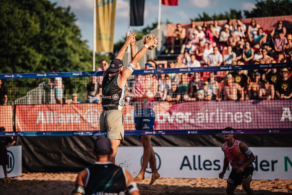 Beachvolleyball | Männer | Allianz German Beach Tour 2025 | Tourstop München | 04.07.2025 | v.l. Laurenc Grössig gegen David Poniewaz