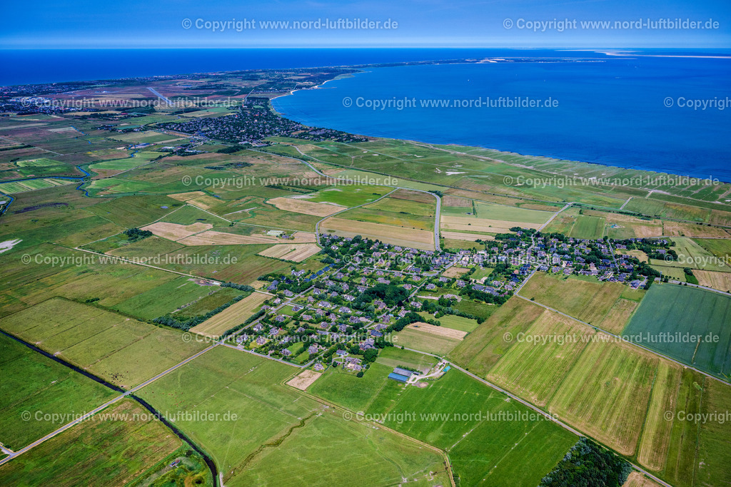 Sylt_Archsum_ELS_4134210625 | ARCHSUM 21.06.2025 Ortsansicht der Straßen und Häuser der Wohngebiete in Archsum auf der Insel Sylt im Bundesland Schleswig-Holstein, Deutschland. // Town View of the streets and houses of the residential areas in Archsum at the island Sylt in the state Schleswig-Holstein, Germany. Foto: Martin Elsen