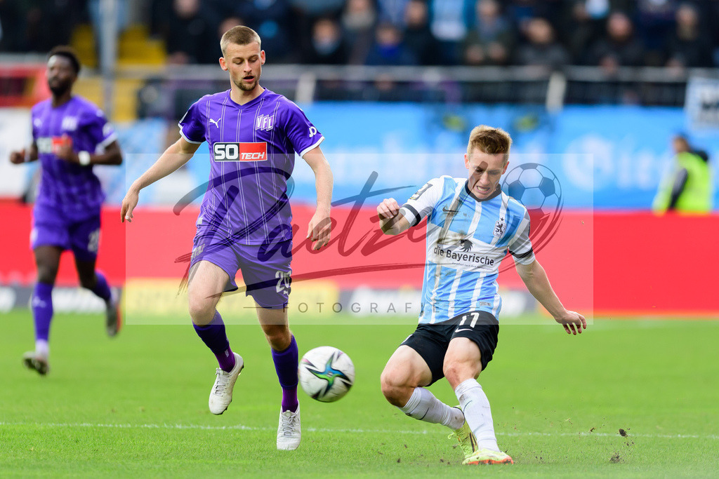 OSNTSV20211106_045 | Fussball, Herren: Sebastian Klaas (VfL Osnabrueck) und Fabian Greilinger (TSV 1860 Muenchen) im Zweikampf bei dem Spiel der 3. Liga zwischen VfL Osnabrueck und TSV 1860 Muenchen im Stadion an der Bremer Bruecke am 06.11.2021 in Osnanbrueck, Deutschland.DFB / DFL REGULATIONS PROHIBIT ANY USE OF PHOTOGRAPHS AS IMAGE SEQUENCES AND/OR QUASI-VIDEO. - Realisiert mit Pictrs.com