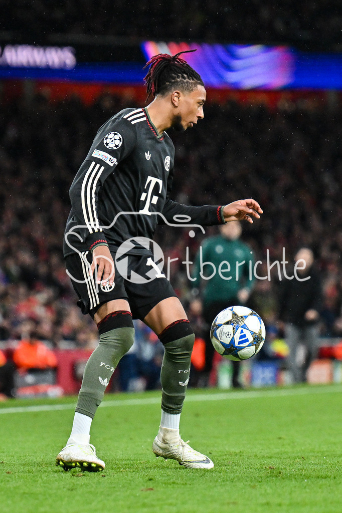 Arsenal FC - FC Bayern München | LONDON, ENGLAND - 26. NOVEMBER: am Ball Michael OLISE (FC Bayern Munich 17) / Einzelfoto / Freisteller beim Ligaspiel zwischen Arsenal London und dem FC Bayern München am 5. Spieltag der UEFA Champions League im Emirates Stadium am 26.11.2025