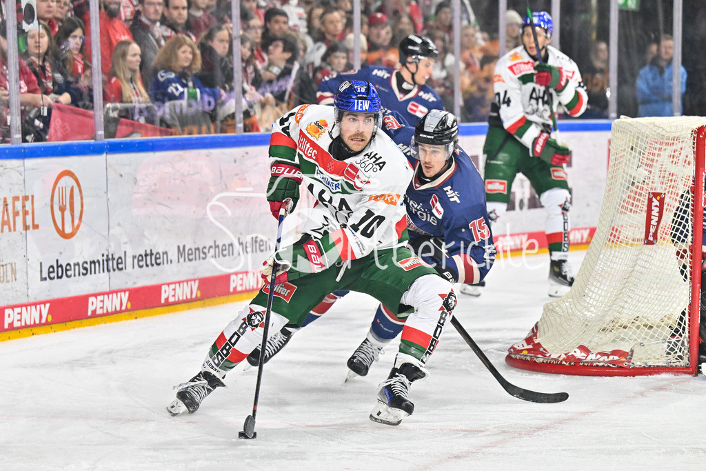 Kölner Haie - Augsburger Panther | im Duell Chris COLLINS (Augsburger Panther #10) und Louis-Marc AUBRY (Koelner Haie #15) / Zweikampf / DEL: Koelner Haie - Augsburger Panther, Lanxess Arena am 05.01.2025