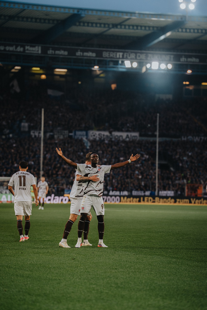 FCS02134 | Der offizielle Shop für FC St. Pauli Fotos. Wähle aus Spielszenen & Fanmomenten dein FCSP Wunschformat. Wir liefern Millerntor-Atmosphäre.
