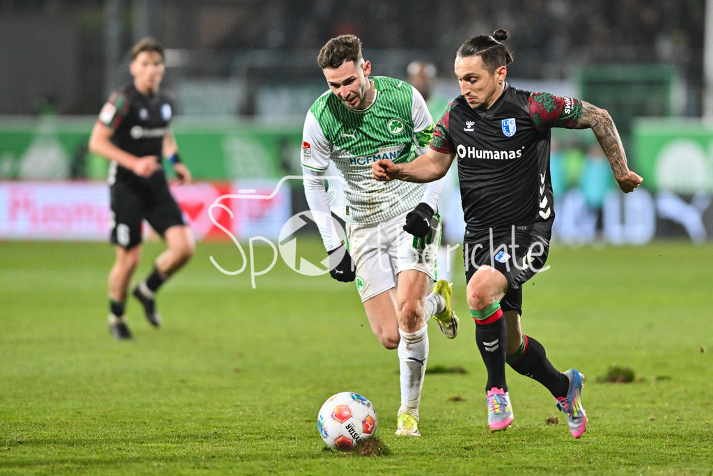 SpVgg Greuther Fürth - 1. FC Magdeburg | FUERTH, GERMANY - 06. FEBRUARY: im Duell Branimir HRGOTA (SpVgg Greuther Fuerth 10) und Baris ATIK (1. FC Magdeburg 23) während dem Match zwischen der SpVgg Greuther Fürth und dem 1. FC Magdeburg am 21. Spieltag der 2. Bundesliga im Sportpark Ronhof Thomas Sommer