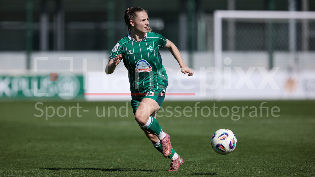 Fussball, Google Pixel Frauen-Bundesliga, RB Leipzig - SV Werder Bremen | Michelle Weiß (SV Werder Bremen, 15) am Ball, Freisteller, Einzelbild, Ganzkörper, Aktion, Action, Spielszene, DIE DFB-RICHTLINIEN UNTERSAGEN JEGLICHE NUTZUNG VON FOTOS ALS SEQUENZBILDER UND/ODER VIDEOÄHNLICHE FOTOSTRECKEN. DFB REGULATIONS PROHIBIT ANY USE OF PHOTOGRAPHS AS IMAGE SEQUENCES AND/OR QUASI-VIDEO.