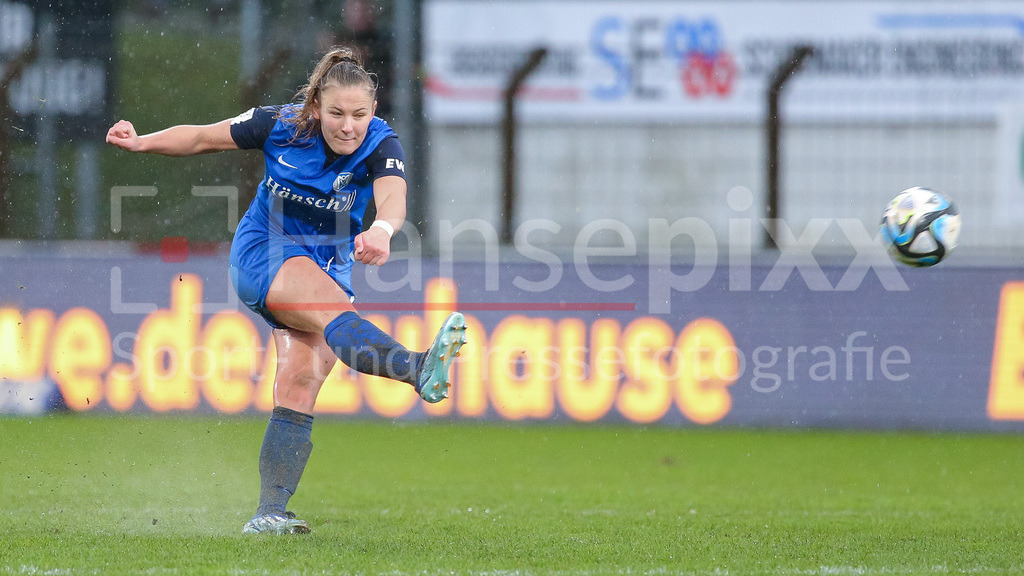 Fussball, 2. Frauen-Bundesliga, SV Meppen - Hamburger SV | v.li.: Toma Ihlenburg (SV Meppen, 4) am Ball, Freisteller, Einzelbild, Ganzkörper, Aktion, Action, Spielszene, DIE DFB-RICHTLINIEN UNTERSAGEN JEGLICHE NUTZUNG VON FOTOS ALS SEQUENZBILDER UND/ODER VIDEOÄHNLICHE FOTOSTRECKEN. DFB REGULATIONS PROHIBIT ANY USE OF PHOTOGRAPHS AS IMAGE SEQUENCES AND/OR QUASI-VIDEO.