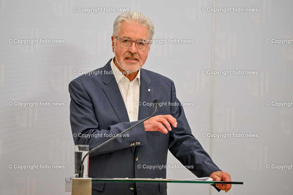 Pressekonferenz Land Ooe_ Start Sachleistungskarte fuer AsylwerberInnen in Ooe_ 03.06.2024-37 | 03.06.2024, Linz, AUT, Pressekonferenz Land Ooe, Start Sachleistungskarte fuer AsylwerberInnen in Ooe, im Bild Walter Aichinger (Praesident des Roten Kreuz Ooe)