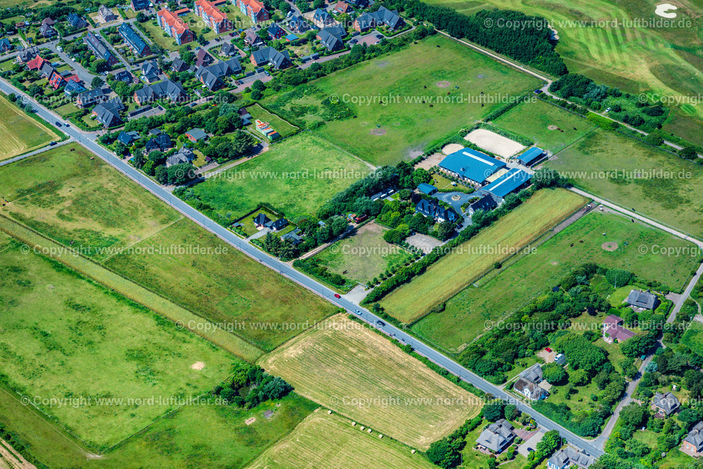 Sylt_Braderup_Petersen_Stephanie_Tierärztin_Gestüt_Sölring_ELS_6234210625 | WENNINGSTEDT-BRADERUP (SYLT) 21.06.2025 Gebäude des Reitstall und Reiterhof " Sölring " an der Straße Terp Wai in Wenningstedt-Braderup (Sylt) auf der Insel Sylt im Bundesland Schleswig-Holstein, Deutschland. Weiterführende Informationen bei: STEPHANIE PETERSEN Tierärztin / Gestüt Gut Söl'ring. // Building of stables " Soelring " on street Terp Wai in Wenningstedt-Braderup (Sylt) on the island of Sylt in the state Schleswig-Holstein, Germany. Further information at: STEPHANIE PETERSEN Tieraerztin / Gestuet Gut Soel'ring. Foto: Martin Elsen