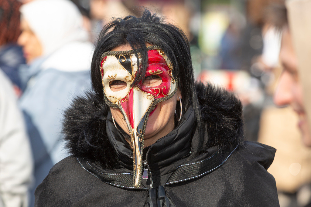 Umzug2025-080_9744 | Fotostrecke: FASCHINGSUMZUG 2025 in Loosdorf. 22 Masken(gruppen)-Teilnehmer: Loosdorfer Vereine, Wirtschaftstreibende, Gemeindeabordnungen sowie Kreditinstitute. rund 700 Besucher entlang der Hauptstrasse. Veranstaltungs-Sicherung durch Mannschaft der FF-Loosdorf mit schwerem Gerät. Maskenprämierung am EKZ-Platz durch Bgm. Thomas Vasku in den Kategorien: Bester Festwagen (Fa. gkonzept-Groissenberger; Beste Personengruppe-ASK-Loosdorf; Beste Einzelperson; Weiteste Anreise-FF Schollach;