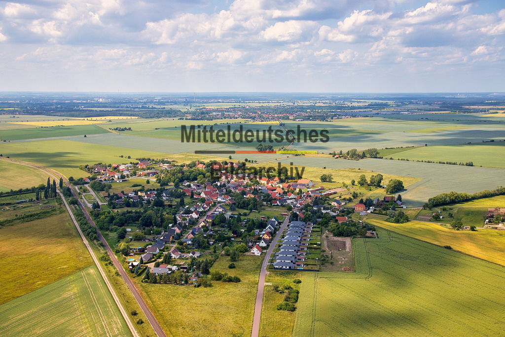 Woltersdorf-Jerichower-Land-Sachsen-Anhalt_5304 | Die Luftaufnahme zeigt Woltersdorf aus der Vogelperspektive. Die Aufnahme dokumentiert die Ortslage und ihre landschaftliche Umgebung. - Realisiert mit Pictrs.com