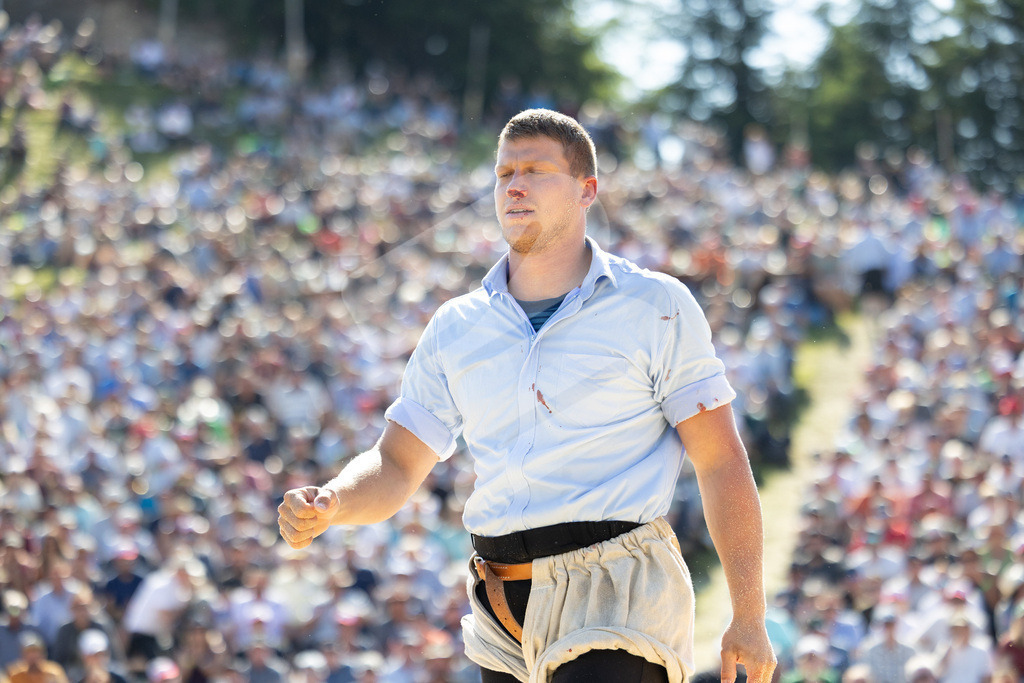 Rigi2025_2828 | Die Schwinger des Schwyzer Kantonalen Schwingerverbandes: Fotos, die Dynamik und Leidenschaft festhalten, sowie emotionale Momente aus dem traditionellen Schwingsport zeigen. - Realisiert mit Pictrs.com