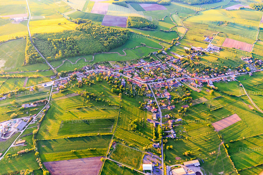 Luftbild: Dorfansicht aus Süden in Altwiller im Bundesland Bas-Rhin in Frankreich. Foto: IMG_146200.jpg vom 01.05.2025 durch Werner Riehm/FLY-FOTO.de