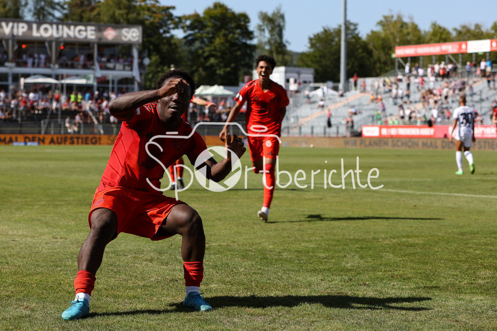 FC Würzburger Kickers - FC Bayern Amateure | Jubel nach dem Treffer zum 1-2 durch Nestory IRANKUNDA (FC Bayern München II #7) / Freude / Happy / Flick Flack / Salto / Regionalliga Bayern: FC Würzburger Kickers - FC Bayern München II, AKON Arena am 24.08.2024