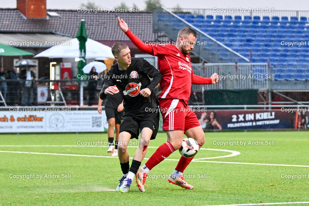 FC Kilia Kiel II vs TSV Flintbek | Lucas Groß (Kilia #10) vs Jonas Römpke (Flintbek #5) / Fußball-Verbandsliga Ost Männer 2026/2027 / FC Kilia Kiel II vs TSV Flintbek / Kilia Sportplatz / Kiel / 10.10.26 - Realisiert mit Pictrs.com