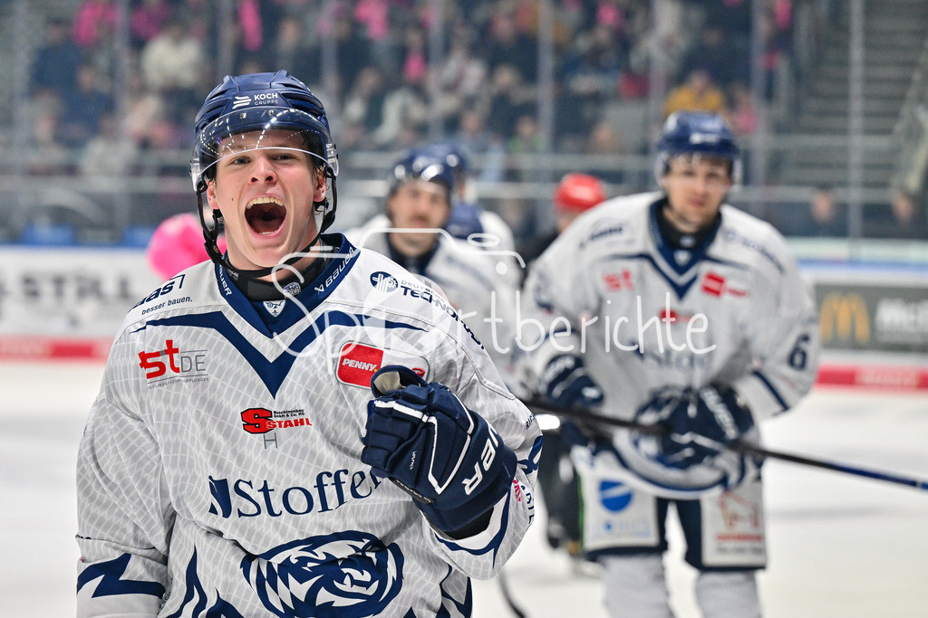 Augsburger Panther - Straubing Tigers | Jubel der Gaeste nach dem Treffer zum 0-2 durch Joshua SAMANSKI (Straubing Tigers #8) / Freude / happy / Tor / Torschuezte / DEL: Augsburger Panther - Straubing Tigers, Curt Frenzel Stadiom am 20.10.2024