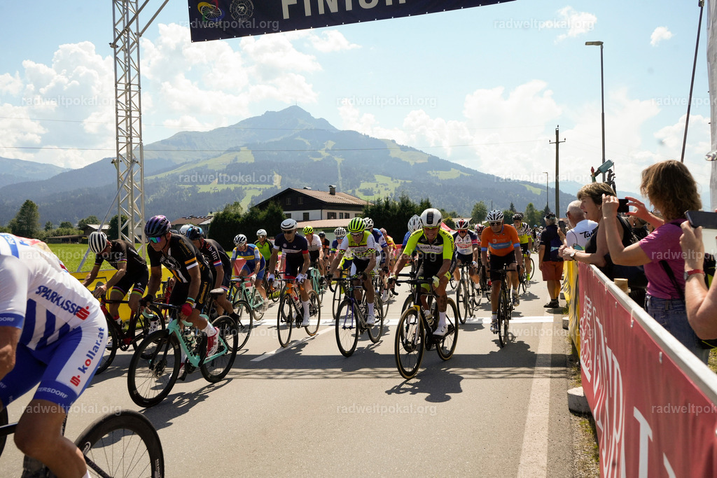 450_20230817_Bewerb_Maenner_Muehlanger | AUT - OESTERREICH, 2023-08-16: SPORT RENNRAD-FAHREN - 55. INTERNATIONALER RADWELTPOKAL IN ST. JOHANN IN TIROL  - Vintage-Radrennen mit WM-Bronze-Medaillen-Siegerin Christina Schweinberger, den Teilnehmer und Alexander Baumann (vom Orginastions-Team) - TAG 2 BEWERB MAENNER IN SECHS GRUPPEN  ; Foto: Roland Muehlanger