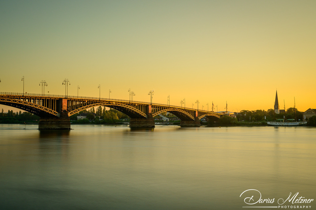 Die Theodor-Heuss-Brücke in Mainz | Die Theodor-Heuss-Brücke zwischen Mainz und Mainz-Kastel