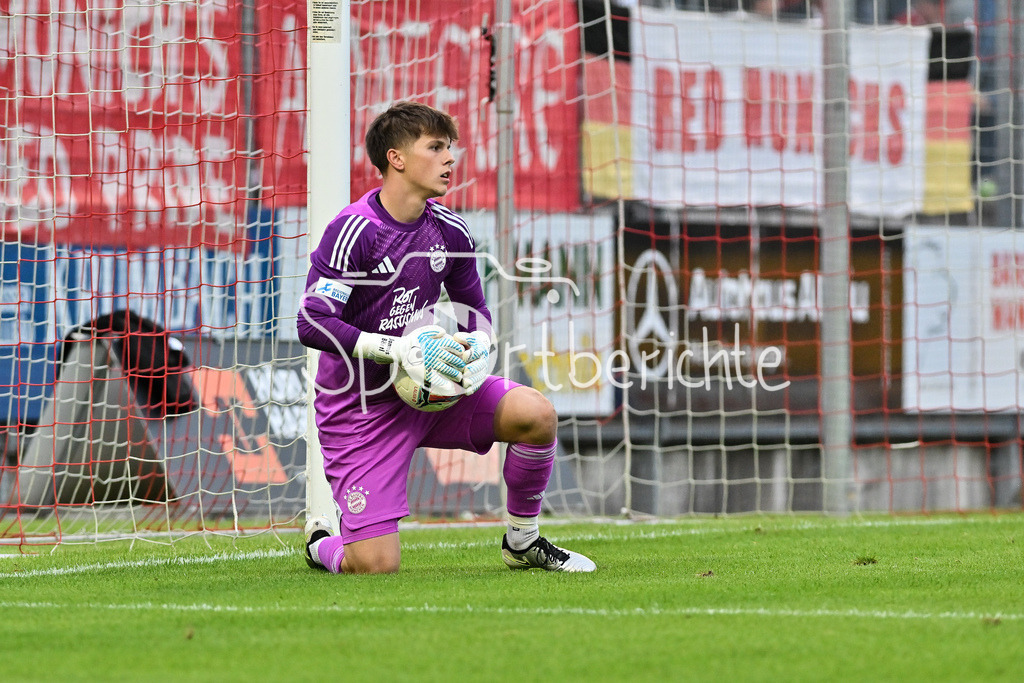 FC Memmingen - FC Bayern Amateure | am Ball Jannis BAERTL (FC Bayern München II #1) / Einzelfoto / Freisteller Regionalliga Bayern: FC Memmingen - FC Bayern München II; Arena Memmigen am 29.08.2025