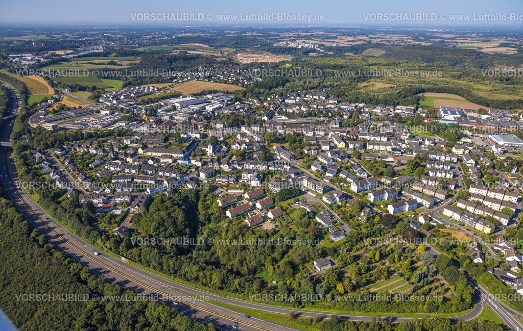 Velbert240812078 | Luftbild, Wohngebiet Kuhlendahler Straße mit kath. Kirche St. Antonius von Padua, unten Friedhof Tönisheide und die Autobahn A535, Grossehöhe, Velbert, Ruhrgebiet, Nordrhein-Westfalen, Deutschland