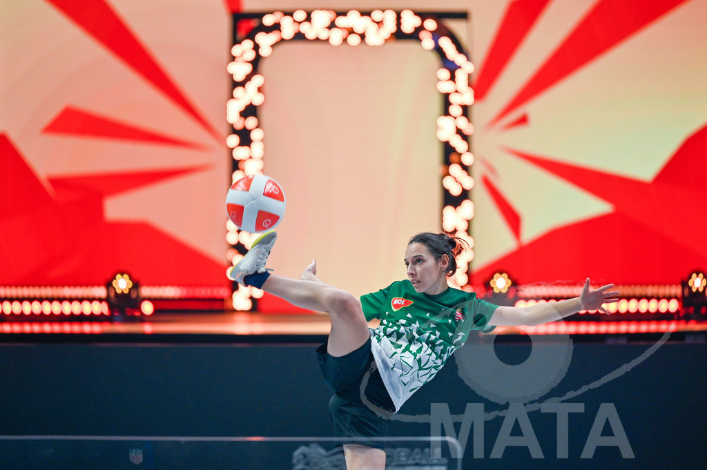 _DWI5572 | Anna Iszak beim Frauen- Single  Ungarn vs. USA bei der Teqball Weltmeisterschaft 2022 in der Kia Metropole Arena. Nürnberg, 27.11.2022 - Realisiert mit Pictrs.com
