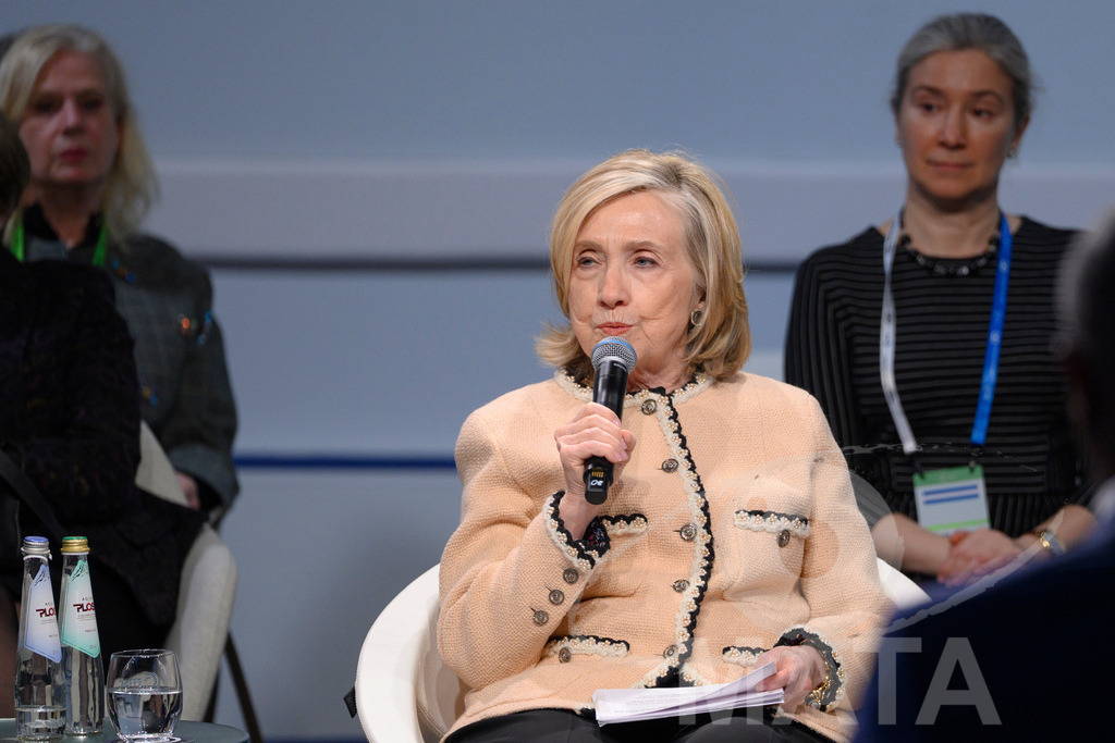 _DWI5060 | Die US-Politikerin Hillary Clinton auf der Veranstaltung Girls Just Want to Have Fundamental Rights: Fighting the Global Pushback im Rahmen der Münchner Sicherheitskonferenz 2026. München, 14.02.2026 Bayern Deutschland - Realized with Pictrs.com