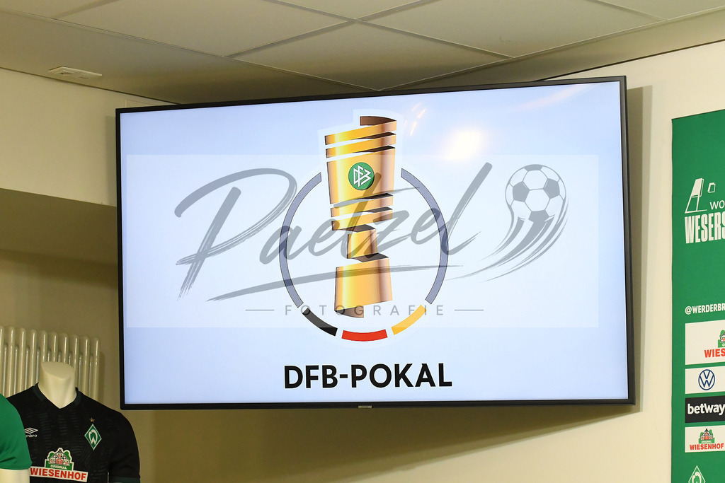 20200303_PKWBRE_0001 | Fussball, Herren: . DFB-Pokal-Logo auf dem Monitor waehrend der Pressekonferenz des SV Werder Bremen im Presseraum des wohninvest Weserstadion am 03.03.2020 in Bremen, Deutschland. - Realisiert mit Pictrs.com