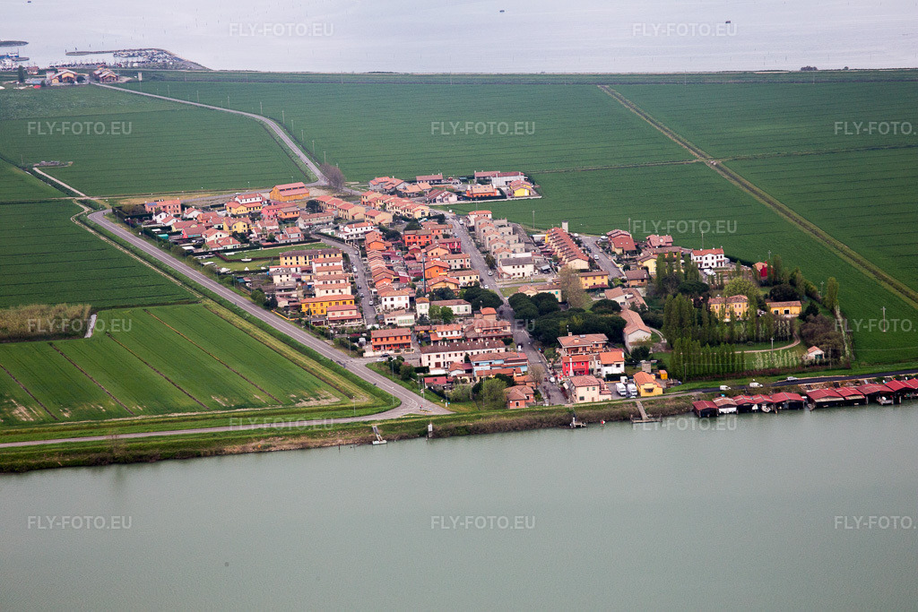 Vue aérienne: Vue du village à le quartier Pila in Porto Tolle dans le département Rovigo, Italie. Photo: IMG_087677.jpg prise le 09/04/2016 par Werner Riehm/FLY-FOTO.eu – Résolution de l'original: 5472 x 3648 px