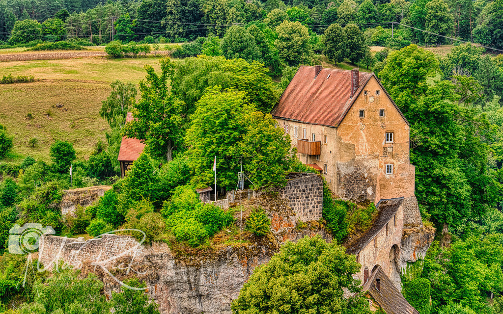 Burg Pottenstein | Burg Pottenstein ist eine der ältesten Burgen der Fränkischen Schweiz und beherbergt ein Burgmuseum. Sie erhebt sich auf einem Felsen über der gleichnamigen Stadt Pottenstein im oberfränkischen Landkreis Bayreuth in Bayern.Die Burg und das Burgmuseum sind gegen Eintrittsgebühr zu besichtigen.