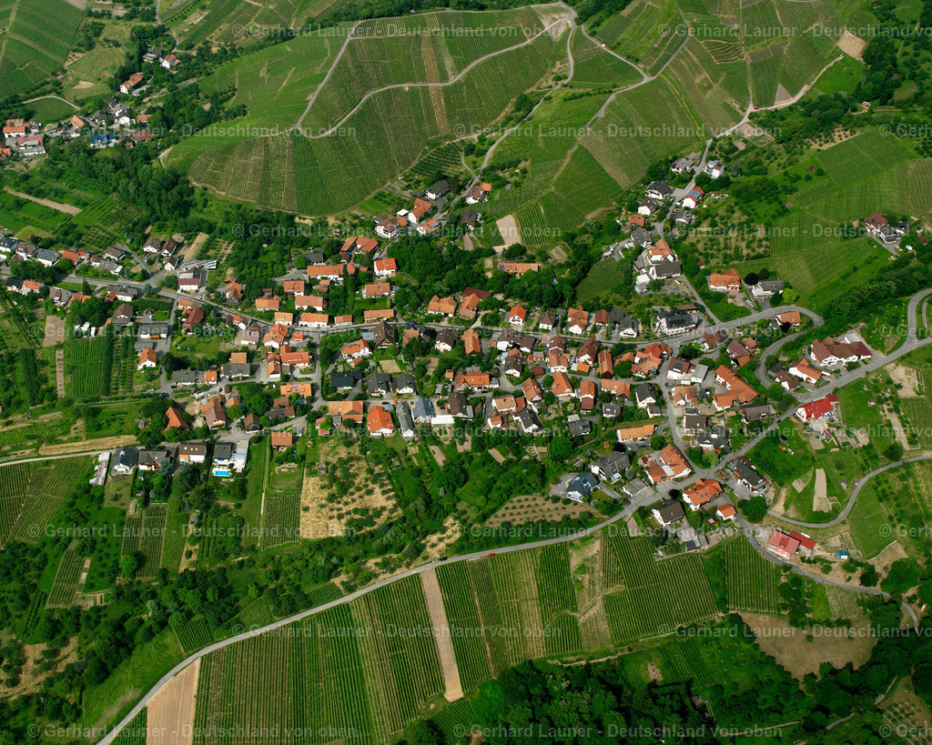 2526051 | BüHL 01.08.2005 Ortsansicht am Rande von landwirtschaftlichen Feldern und Nutzflächen  in Bühl im Bundesland Baden-Württemberg, Deutschland // Village view on the edge of agricultural fields and land  in Bühl in the state Baden-Wuerttemberg, Germany Foto: Gerhard Launer