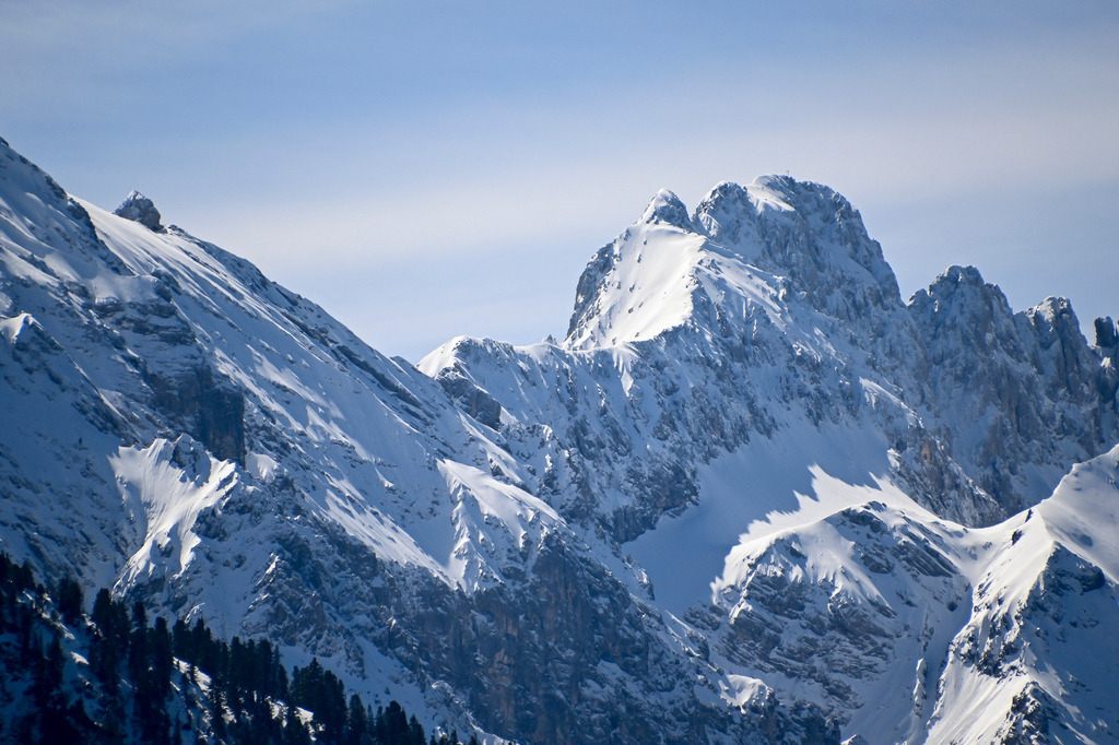 Am Grat der Ewigkeit | Der Jubiläumsgrat im Wettersteingebirge ist eine der anspruchsvollsten und spektakulärsten Gratüberschreitungen der Ostalpen. Er verbindet die Zugspitze (2.962 m) mit der Alpspitze (2.628 m). Die Route ist kein reiner Klettersteig, sondern eine hochalpine, überwiegend ungesicherte Klettertour. - Realisiert mit Pictrs.com