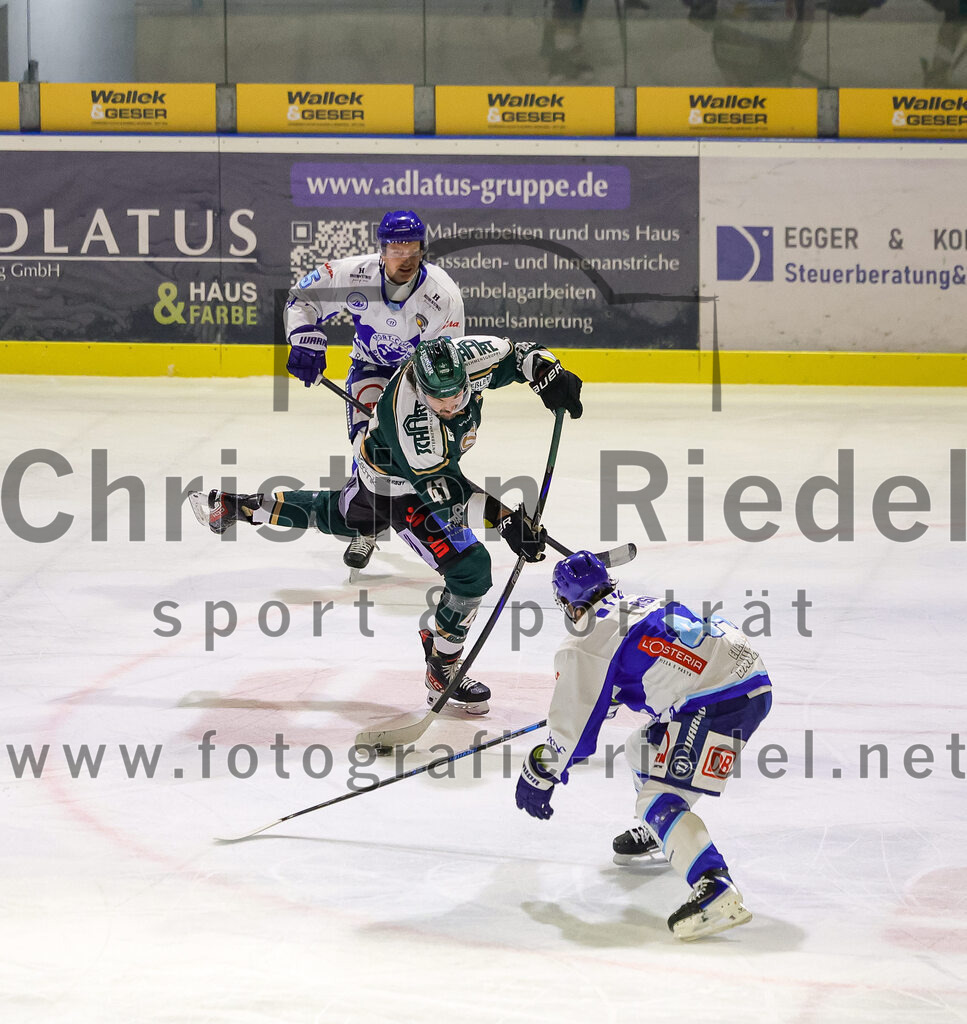 2026-01-23_043_TSV_Erding_gegen_SC_Riessersee | Erding, Deutschland, 23.01.2026:Eishockey, Oberliga Süd 2025 / 2026, 40. Spieltag, TSV Erding gegen SC Riessersee, Endergebnis: 6:5 n.V.Marco Pfleger (Erding Gladiators, #47), Charles Risk (SC Riessersee, #44)Foto: Christian Riedel / fotografie-riedel.net