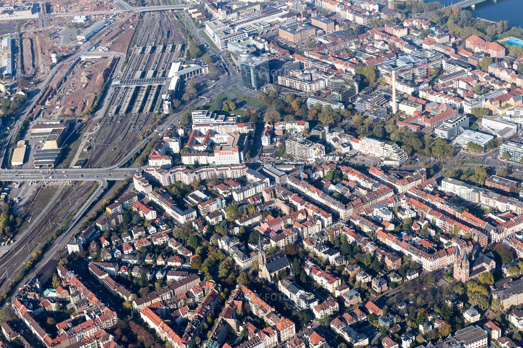 Luftbild: Hauptbahnhof im Ortsteil Weststadt in Heidelberg im Bundesland Baden-Württemberg in Deutschland. Foto: IMG_104187.jpg vom 31.10.2017 durch Werner Riehm/FLY-FOTO.de